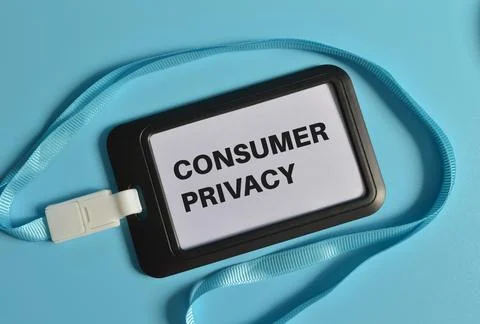 Top view of name tag written with CONSUMER PRIVACY isolated on blue backgroun Stockfoto's