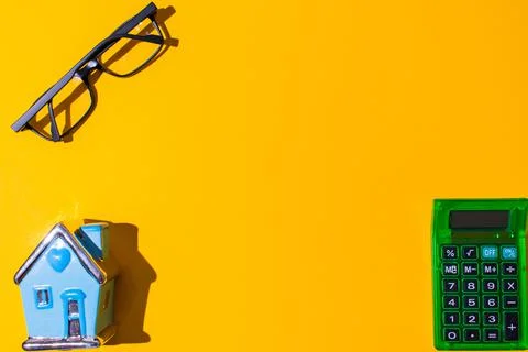 A top view of a neon orange surface with objects on it, including glasses, a  Foto stock