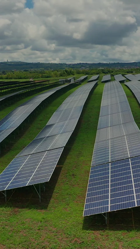 Top view of a new solar farm. Rows of modern photovoltaic solar panels next to Vídeo Stock 274914011