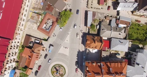 Top view of nice cozy town with little houses. Driving cars on the road. Good 스톡 동영상 108840911