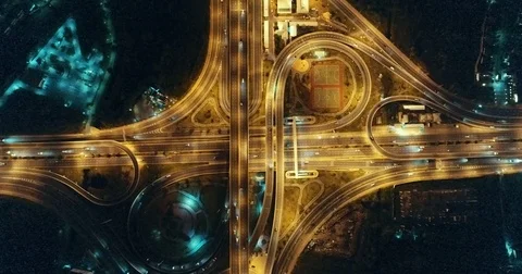 Top view night traffic intersection of motorway with light Видео 81673340