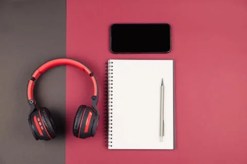 Top view of notebook with pen smartphone and headphone Foto stock