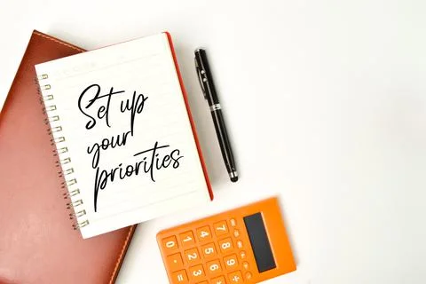 Top view of notebook written with text SET UP YOUR PRIORITIES. Foto stock