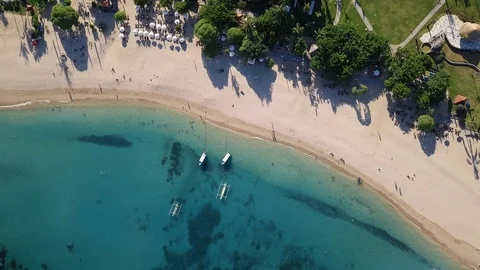 Top view of Nusa Dua sandy beach and lazure sea. Vidéo 102337220