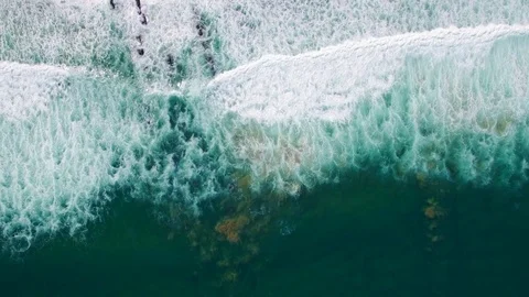 Top view of ocean waters and waves crushing Video stock 80058112