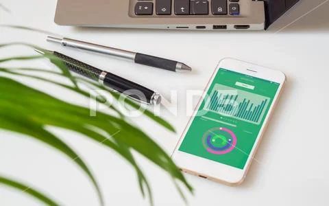 Top view of office desk table with graph chart PSD 템플릿