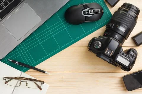Top view of office stuff and gadgets on wooden desk Foto stock