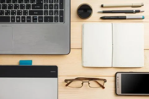 Top view of office stuff and gadgets on wooden desk Foto stock