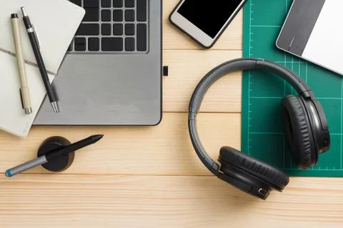 Top view of office stuff and gadgets on wooden desk Foto stock