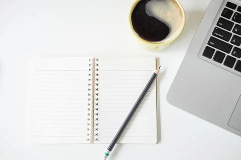 Top view office stuff with notepad, laptop and coffee cup mouse notepad shot. Foto stock