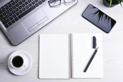 Top view of office work space, wooden desk table with laptop notebook,keyboar Stockfoto's