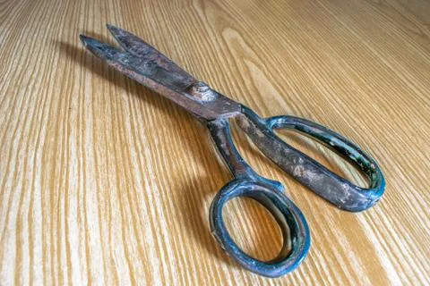Top view of an old and rusty scissor kept on a wooden table Stockfoto's