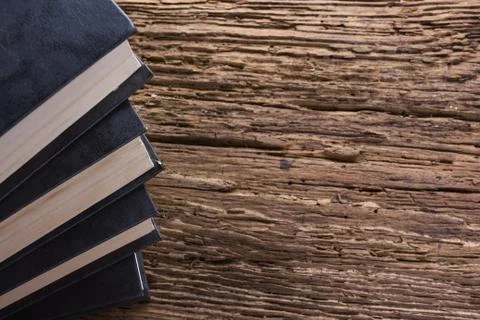 Top view of old book stack over old grunge natural wooden shabby Foto stock