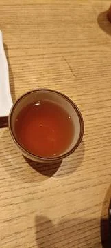 Top view of one cup of warm tea on top table Foto stock