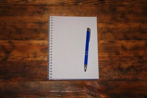 Top view of a open empty white notebook with blue pen on dark rustic wooden b 스톡 사진