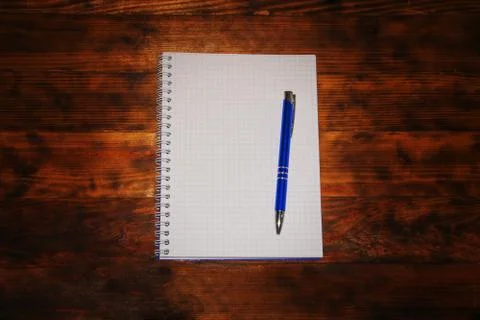 Top view of a open empty white notebook with blue pen on dark rustic wooden b 스톡 사진