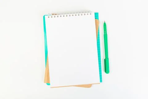 Top view of an open notebook with a pen on a gray background, school notebook Foto stock
