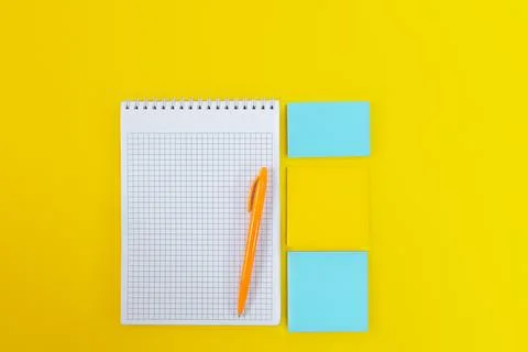 Top view of open notebook with pen and blank pages next to  colorful sticker Foto stock