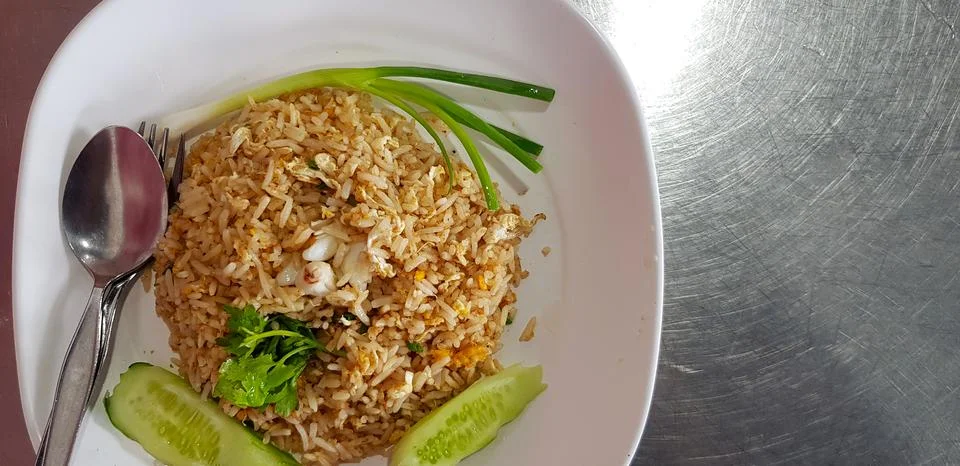 Top view or flat lay of Crab meat fried rice with slices cucumber Foto stock