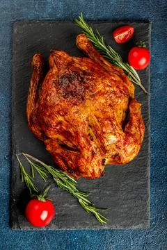 Top view or flatlay concept with grilled, roasted whole chicken on a black stone Foto stock