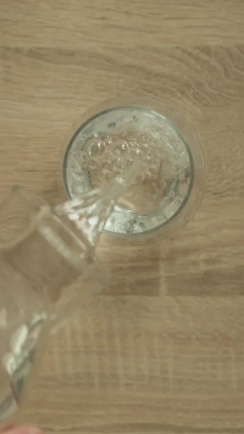 Top view overhead shot of man pouring fresh water into glass cup 4k Vidéo 343450265