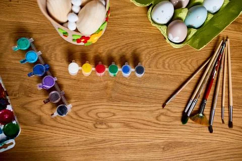Top view pack of eggs with brush, paint and decorative elements Foto stock