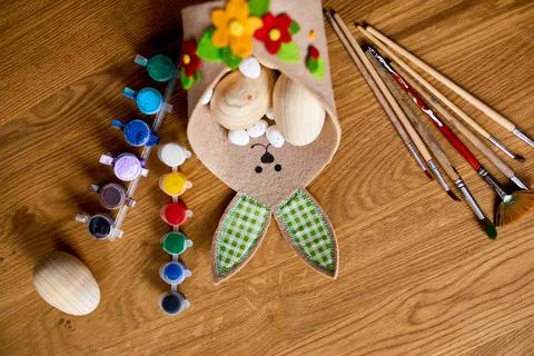 Top view pack of eggs with brush, paint and decorative elements Foto stock