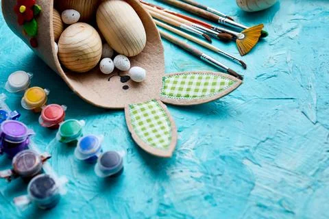 Top view pack of eggs with brush, paint and decorative elements Foto stock