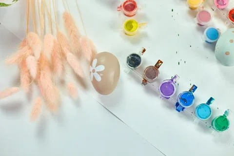 Top view pack of eggs with brush, paint and decorative elements Foto stock