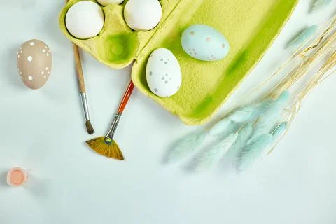 Top view pack of eggs with brush, paint and decorative elements Fotos Stock