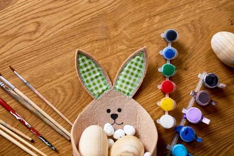 Top view pack of eggs with brush, paint and decorative elements Foto stock