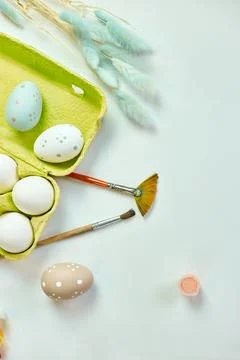 Top view pack of eggs with brush, paint and decorative elements Fotos Stock