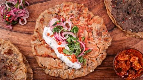 Top view of paratha flatbread with garnish 스톡 사진