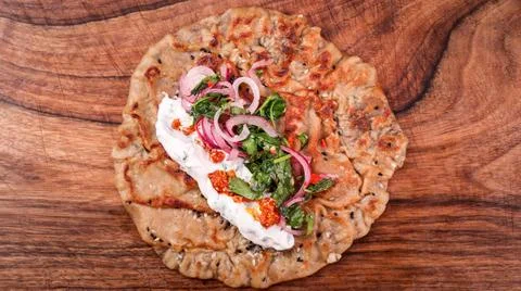 Top view of paratha flatbread with garnish Fotos de archivo