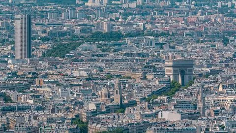Top view of Paris skyline with the Arc de Triomphe from above timelapse. Main Stockfoto's