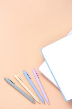 Top view of part of a notepad sheet and pastel colors pens Foto stock