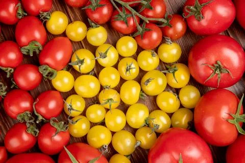 Top view of pattern of tomatoes on wooden background 写真素材