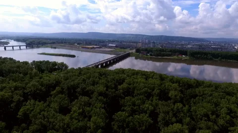 Top view of the paved road through the woods Vidéo 67873425