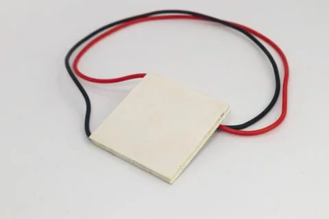 Top view of the Peltier temperature sensor with circular red and black wires. Foto stock