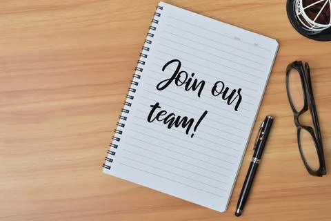Top view of pen and notebook written with text JOIN OUR TEAM. Foto stock