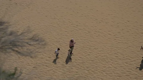 Top View of People Walking on Sandy Beach on Loch Ard Gorge, Australia 스톡 동영상 131356567