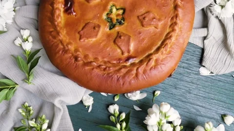 Top view of a pie with cabbage on a dark wooden table. Top view of a pie in a Stock-Footage 142798308