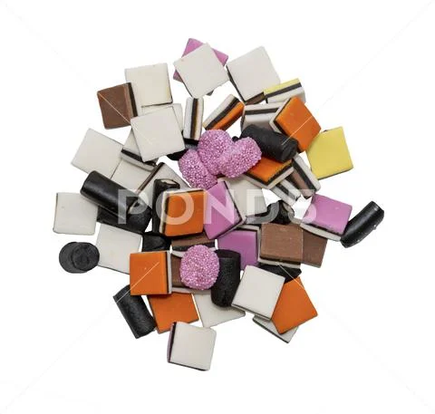 Top view of a pile of licorice candy on a white background Modello PSD