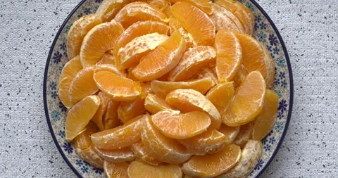 Top view of a pile of orange segments on a plate. Vídeos de archivo 334548269
