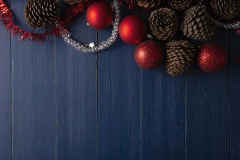 Top view of Pine cones and red christmas balls for christmas decoration on vi Foto stock