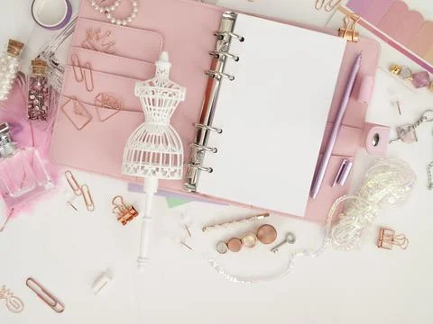 Top view of a pink planner with cute stationery. Pink glamour planner with a Illustrazione stock