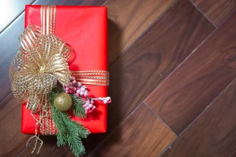 Top view with place for text . Red gift box on wooden background . Gift box o Foto stock