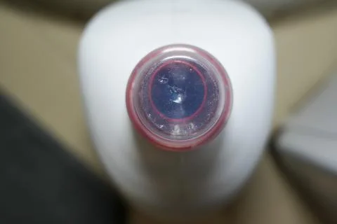 Top view of a plastic bottle featuring a red cap with a transparent section Stock-Fotos