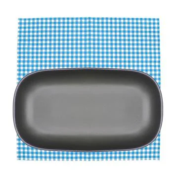 Top view plate on checkered tablecloth pattern background Foto stock