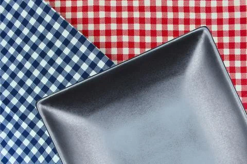 Top view plate on checkered tablecloth pattern background 库存照片